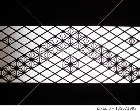 日本の伝統工芸:光を透かす繊細な組子細工の幾何学模様 日本の伝統工芸:光を透かす繊細な組子細工の幾何学模様 135072998