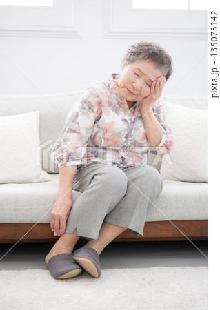 頭痛など頭が痛い体調が悪い、物忘れなどのシニアの後期高齢者女性のイメージ全身 135073142
