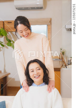 親孝行をする嫁入り前の娘 135073231