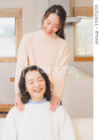 親孝行をする嫁入り前の娘 親孝行をする嫁入り前の娘 135073233