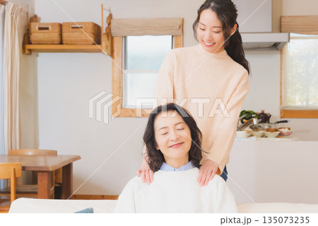 親孝行をする嫁入り前の娘 親孝行をする嫁入り前の娘 135073235