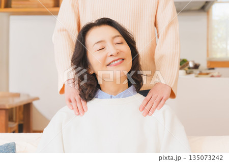 親孝行をする嫁入り前の娘 親孝行をする嫁入り前の娘 135073242
