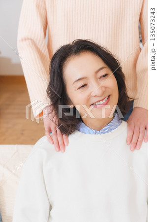 親孝行をする嫁入り前の娘 135073243