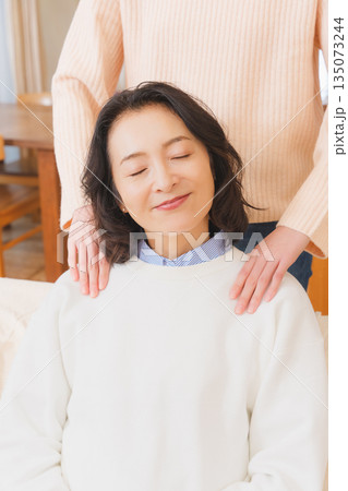 親孝行をする嫁入り前の娘 親孝行をする嫁入り前の娘 135073244