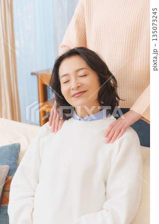 親孝行をする嫁入り前の娘 135073245