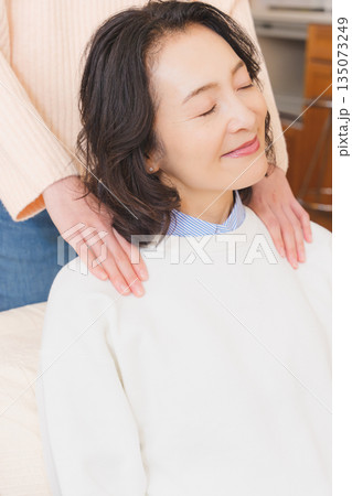 親孝行をする嫁入り前の娘 135073249