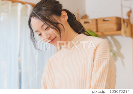 親孝行をする嫁入り前の娘 135073254