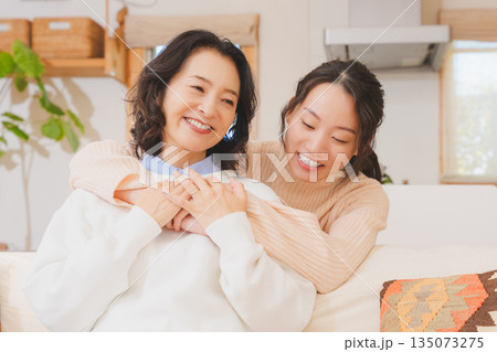 仲の良い嫁入り前の娘と母 仲の良い嫁入り前の娘と母 135073275