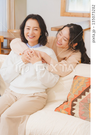 仲の良い嫁入り前の娘と母 135073282