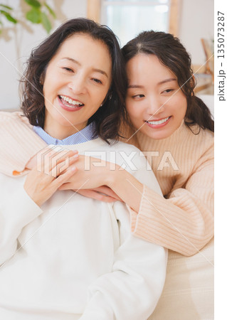 仲の良い嫁入り前の娘と母 135073287