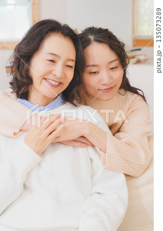 仲の良い嫁入り前の娘と母 仲の良い嫁入り前の娘と母 135073289