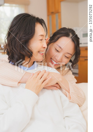 仲の良い嫁入り前の娘と母 135073292
