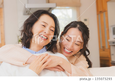 仲の良い嫁入り前の娘と母 仲の良い嫁入り前の娘と母 135073293