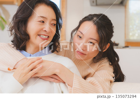 仲の良い嫁入り前の娘と母 仲の良い嫁入り前の娘と母 135073294