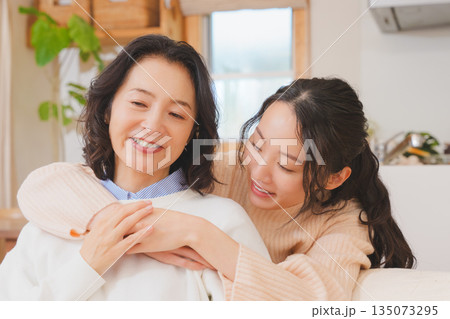 仲の良い嫁入り前の娘と母 仲の良い嫁入り前の娘と母 135073295