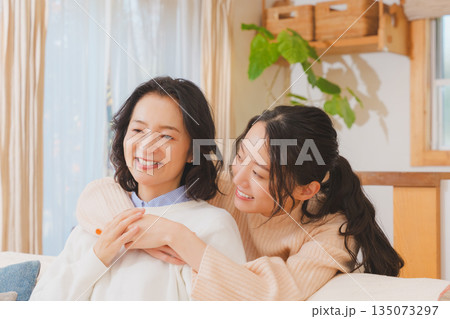 仲の良い嫁入り前の娘と母 仲の良い嫁入り前の娘と母 135073297