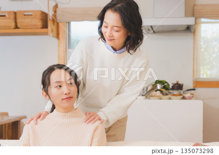 結婚前に不安な娘と寄り添う母 結婚前に不安な娘と寄り添う母 135073298