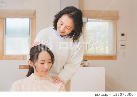 結婚前に不安な娘と寄り添う母 135073300
