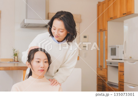 結婚前に不安な娘と寄り添う母 135073301