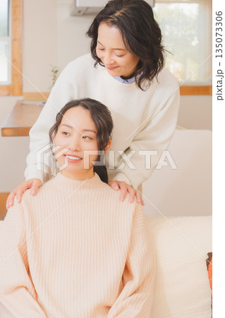 結婚前に不安な娘と寄り添う母 結婚前に不安な娘と寄り添う母 135073306