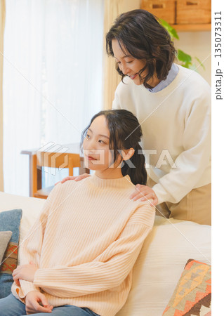 結婚前に不安な娘と寄り添う母 135073311