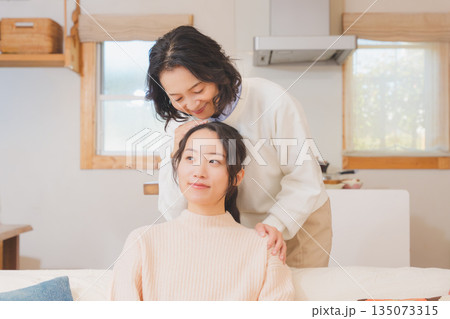 結婚前に不安な娘と寄り添う母 135073315