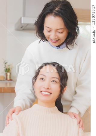 結婚前に不安な娘と寄り添う母 結婚前に不安な娘と寄り添う母 135073317