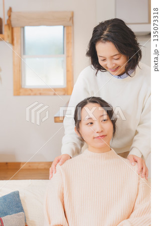 結婚前に不安な娘と寄り添う母 結婚前に不安な娘と寄り添う母 135073318