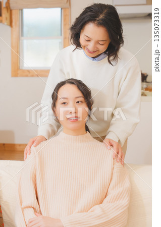 結婚前に不安な娘と寄り添う母 結婚前に不安な娘と寄り添う母 135073319