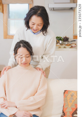 結婚前に不安な娘と寄り添う母 135073320