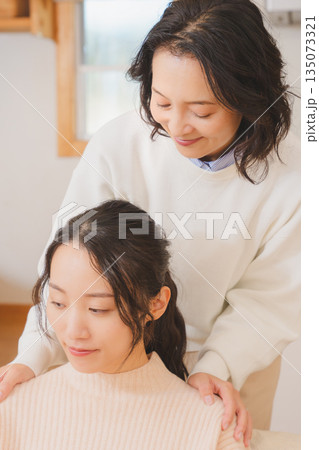 結婚前に不安な娘と寄り添う母 135073321