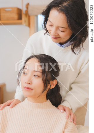 結婚前に不安な娘と寄り添う母 135073322
