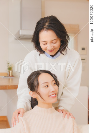 結婚前に不安な娘と寄り添う母 結婚前に不安な娘と寄り添う母 135073326