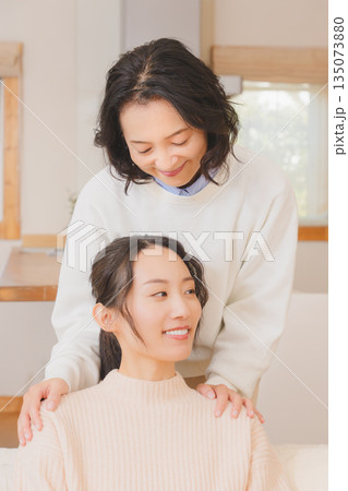 結婚前に不安な娘と寄り添う母 135073880
