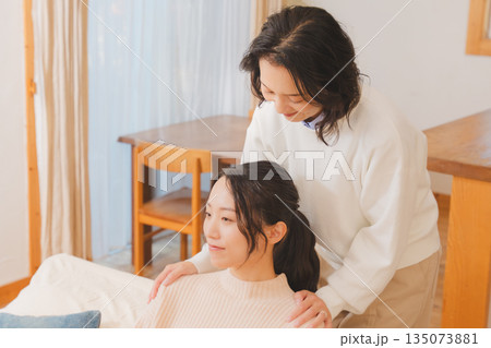 結婚前に不安な娘と寄り添う母 135073881