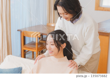結婚前に不安な娘と寄り添う母 結婚前に不安な娘と寄り添う母 135073882