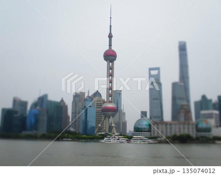 中国　上海　オリエンタルパールタワー　ジオラマ風 135074012