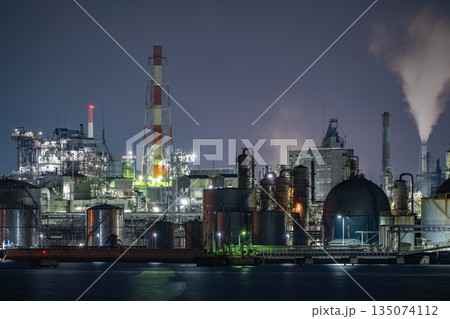 大竹市の工場夜景・石油化学プラント 135074112