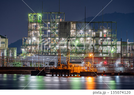 大竹市の工場夜景・石油化学プラント 大竹市の工場夜景・石油化学プラント 135074120