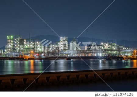 大竹市の工場夜景・石油化学プラント 135074129