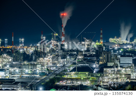 大竹市の工場夜景・石油化学プラント 135074130