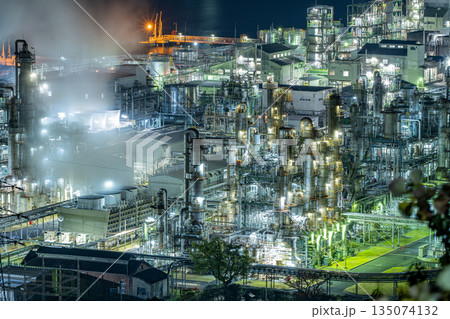 大竹市の工場夜景・石油化学プラント 大竹市の工場夜景・石油化学プラント 135074132