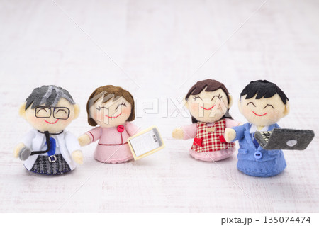 医師、看護師、夫婦の人形 135074474