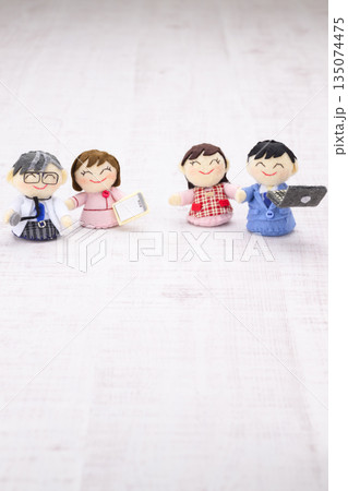 医師、看護師、夫婦の人形 135074475