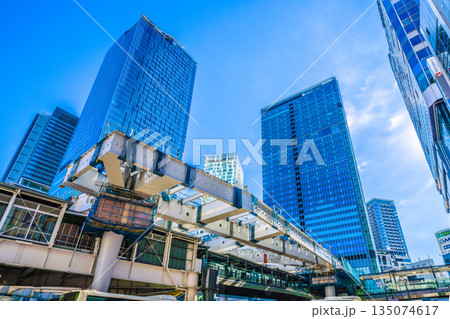 日本の東京都市景観元旦。フクラスデッキの上を鉄骨が覆い被さる。驚きの新風景。新時代へ、希望の光=渋谷 日本の東京都市景観元旦。フクラスデッキの上を鉄骨が覆い被さる。驚きの新風景。新時代へ、希望の光=渋谷 135074617