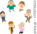 輪になってジャンプする6人のシニアの男女 135074623