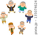 輪になってジャンプする6人のシニアの男性 135074624