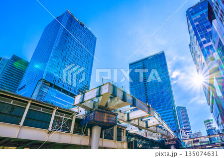 日本の東京都市景観元旦。フクラスデッキの上を鉄骨が覆い被さる。驚きの新風景。新時代へ、希望の光＝渋谷 135074631