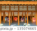 朱塗りの神社拝殿に飾られた色あざやかな和傘 135074665
