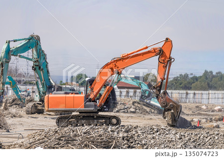 工事現場　パワーショベル  135074723